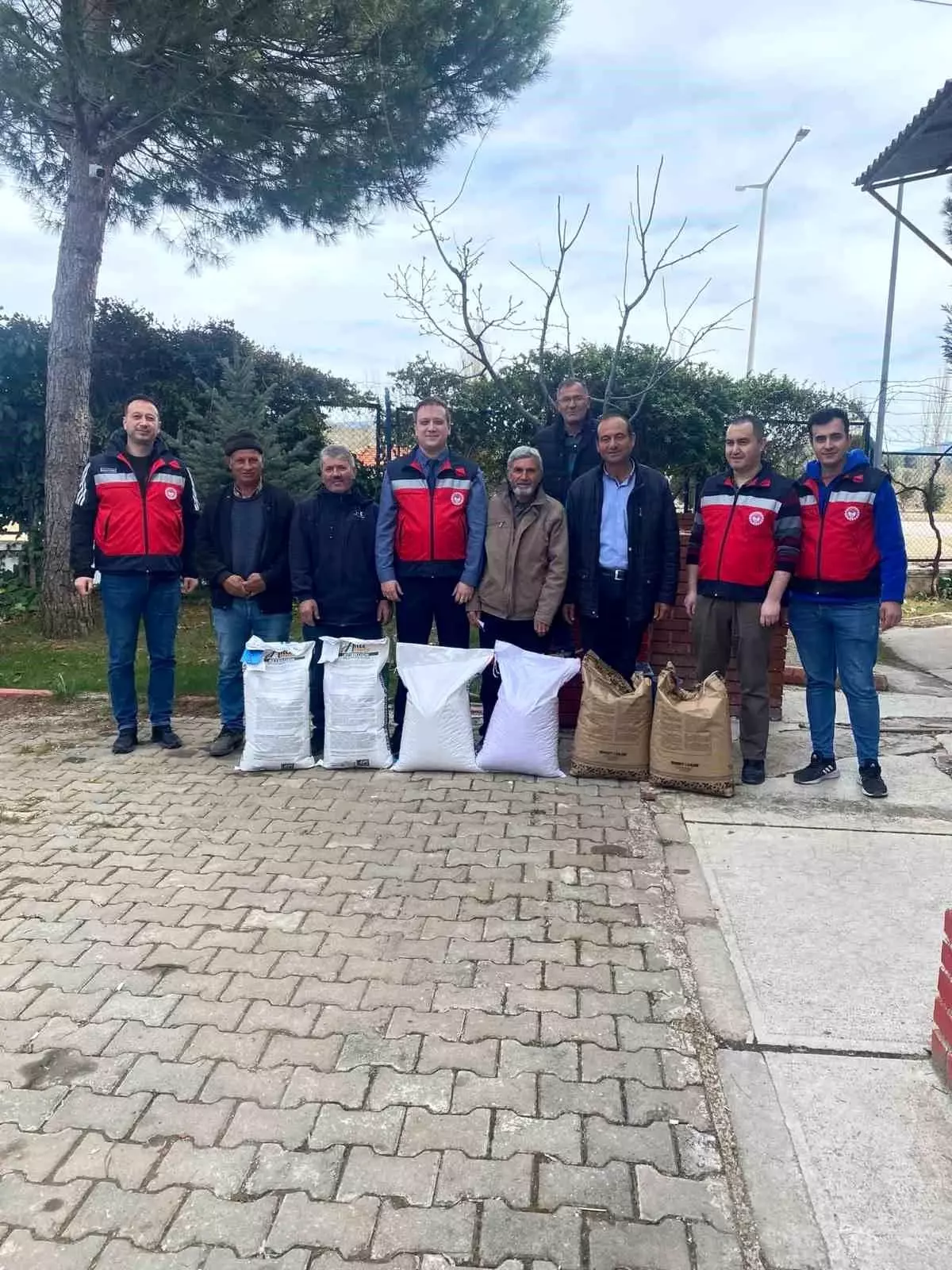 Gediz ilçesinde TAKE Projesi kapsamında tohum dağıtımı gerçekleştirildi