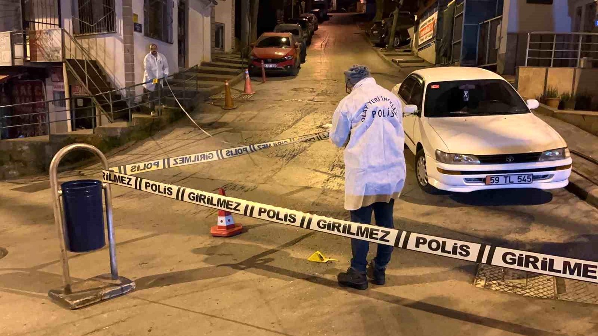 İzmit\'te Cadde Ortasında Tabancayla Ateş Edilen Anlar Görüntülendi