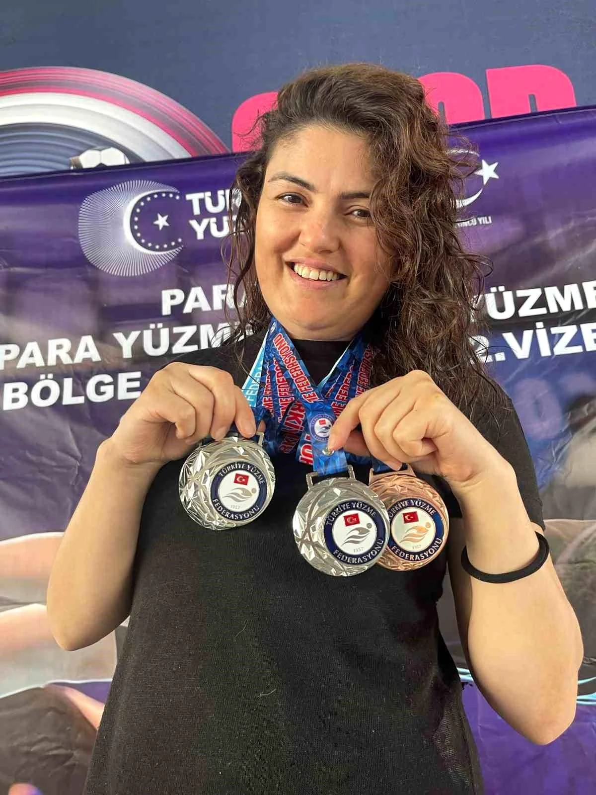 Afyonkarahisarlı Sporcu Kübra Saltık, Para Yüzme Müsabakaları\'nda Gümüş Madalya Kazandı