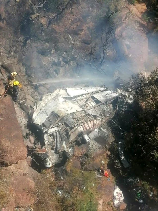 Güney Afrika'da otobüs şarampole yuvarlandı: 45 ölü