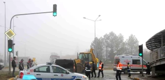 Sivas'ta kırmızı ışıkta bekleyen kamyona arkadan çarpan araçta 5 kişi yaralandı
