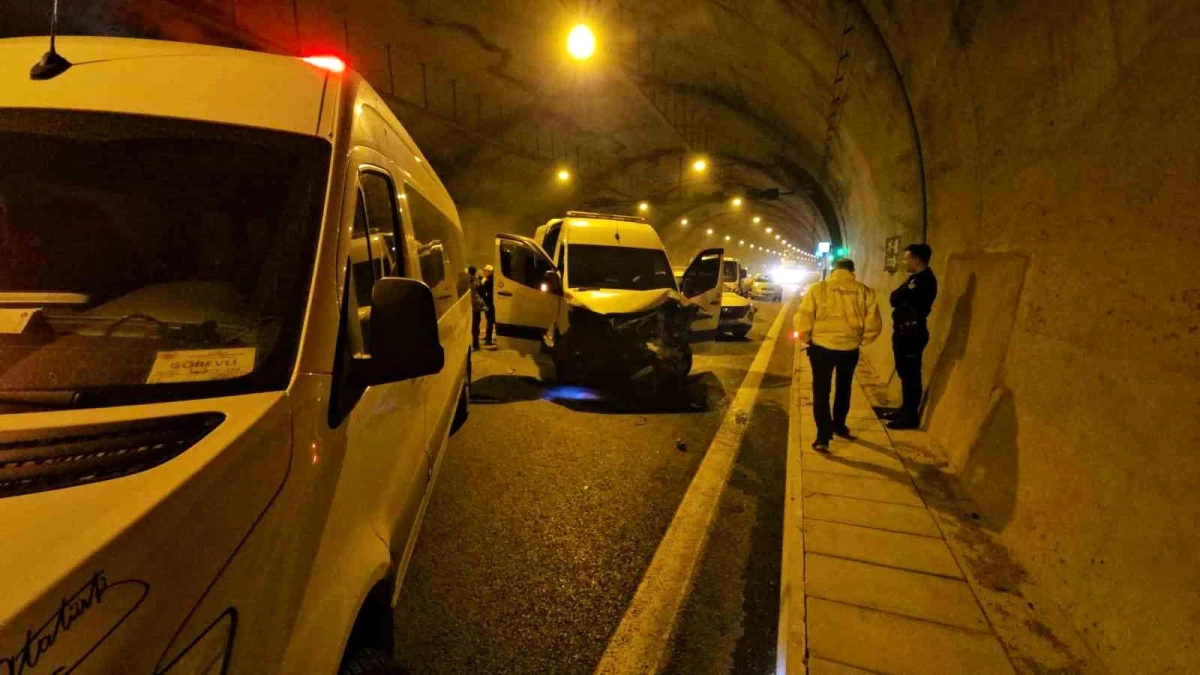 Sultangazi\'de hakim ve savcıları taşıyan servis minibüsü kaza yaptı