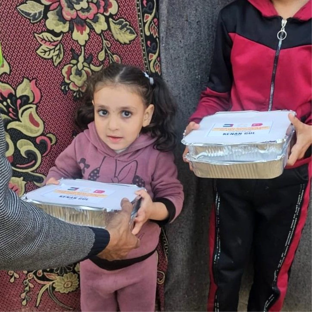 İmkander Gaziantep Şubesi Gazze ve Suriye\'de binlerce aileye iftar yemeği dağıtıyor