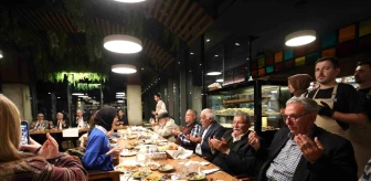 İnegöl Belediye Başkanı Alper Taban, Huzurevi sakinleriyle lise öğrencilerini aynı iftar sofrasında misafir etti