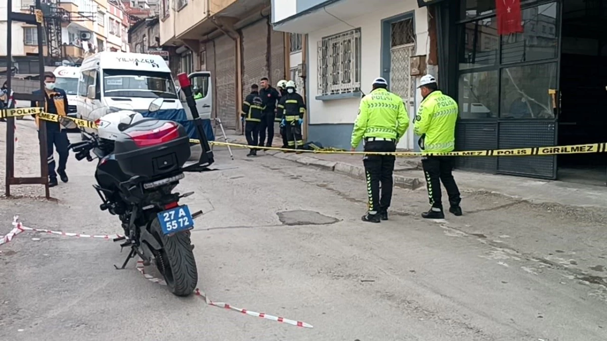 Gaziantep\'te geri manevra yapan işçi servisi yaşlı adamı metrelerce sürükleyerek öldürdü