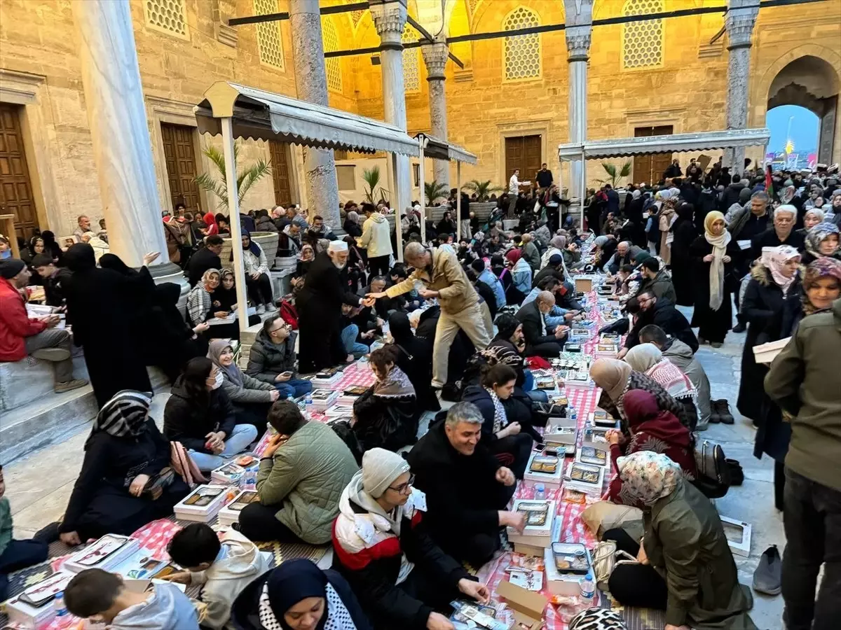 Fatih\'te İsrail\'in Gazze\'ye yönelik saldırılarını protesto eden 4 bin kişi toplandı