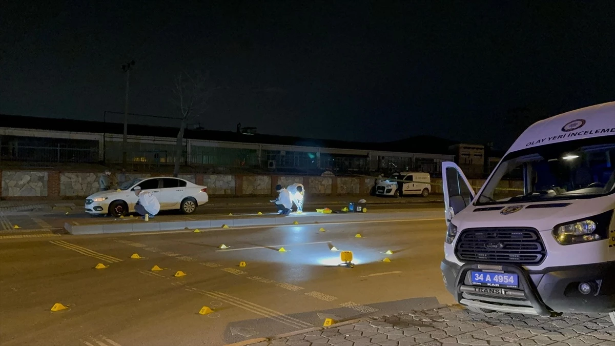 Ümraniye\'de otomobile silahlı saldırı: 2 kişi yaralandı