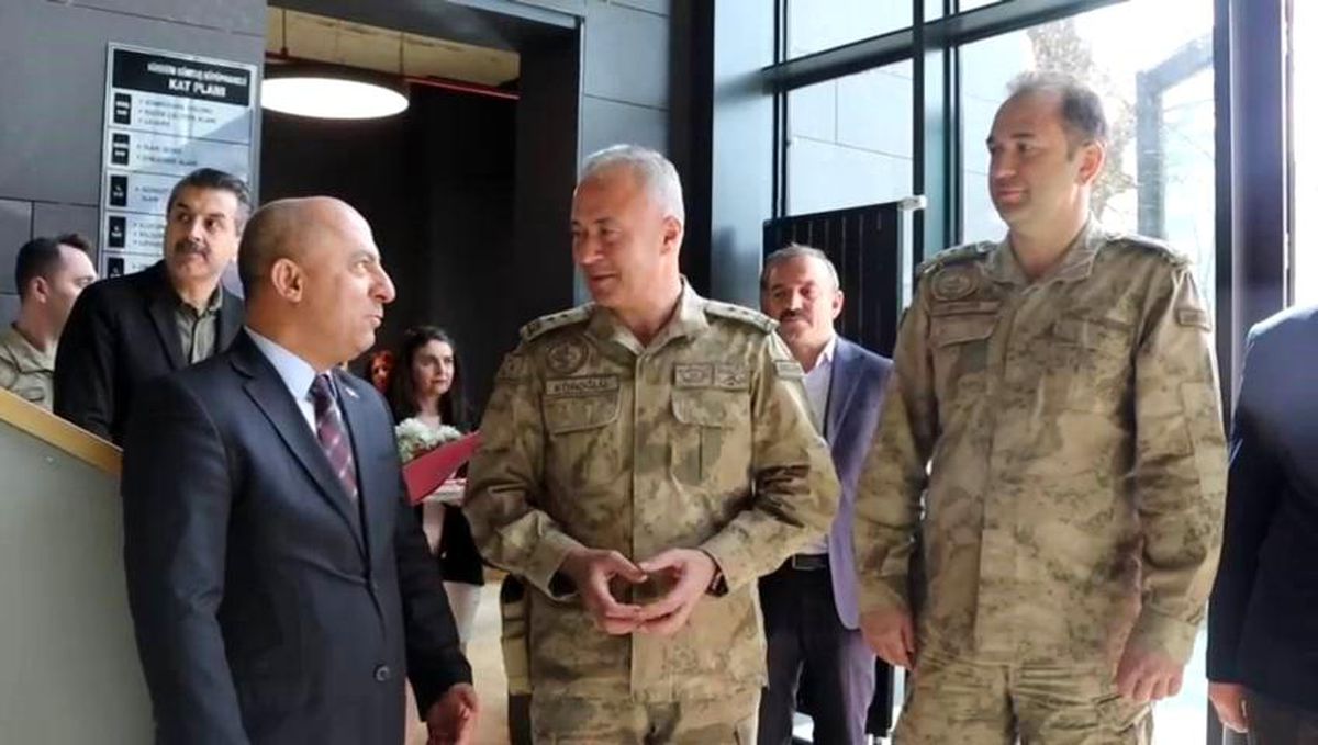 Tunceli İl Jandarma Komutanlığı\'ndan Hüseyin Güntaş Kütüphanesine 5 Bin Kitap Bağışı
