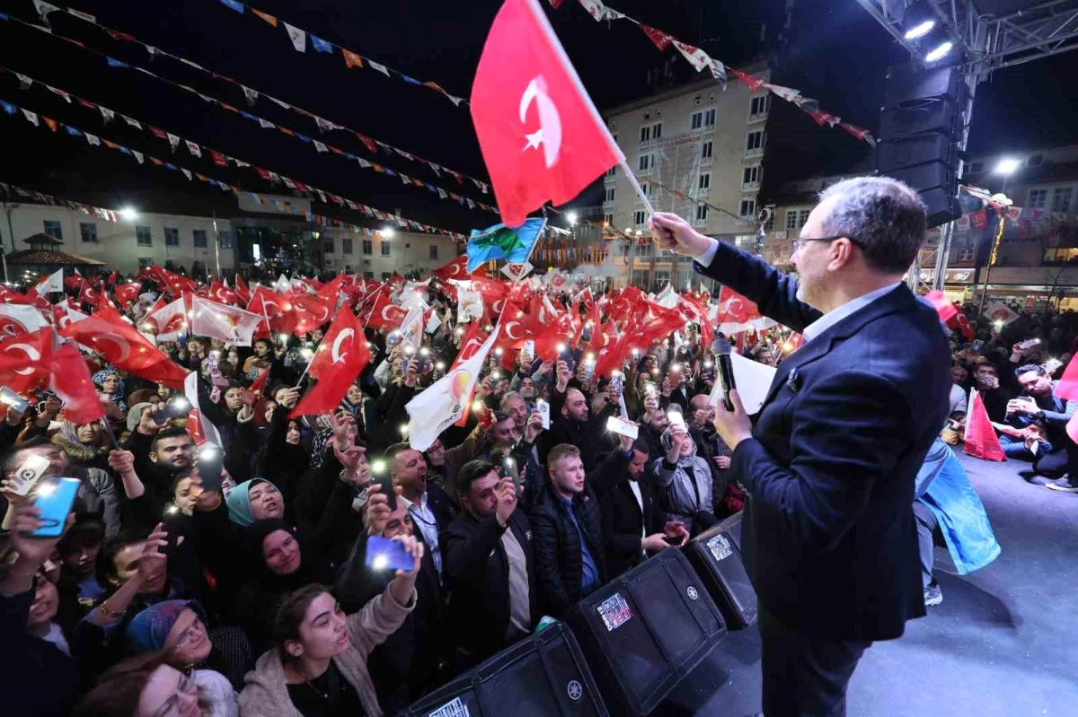 Mehmet Muharrem Kasapoğlu, MHP Kula İlçe Teşkilatı\'nın mitingine katıldı