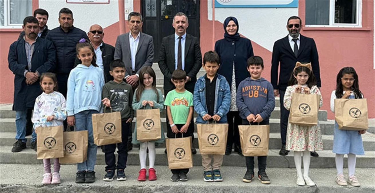 Kemer Kaymakamı Ahmet Solmaz, Beycik İlkokulu öğrencilere bayramlık kıyafet hediye etti