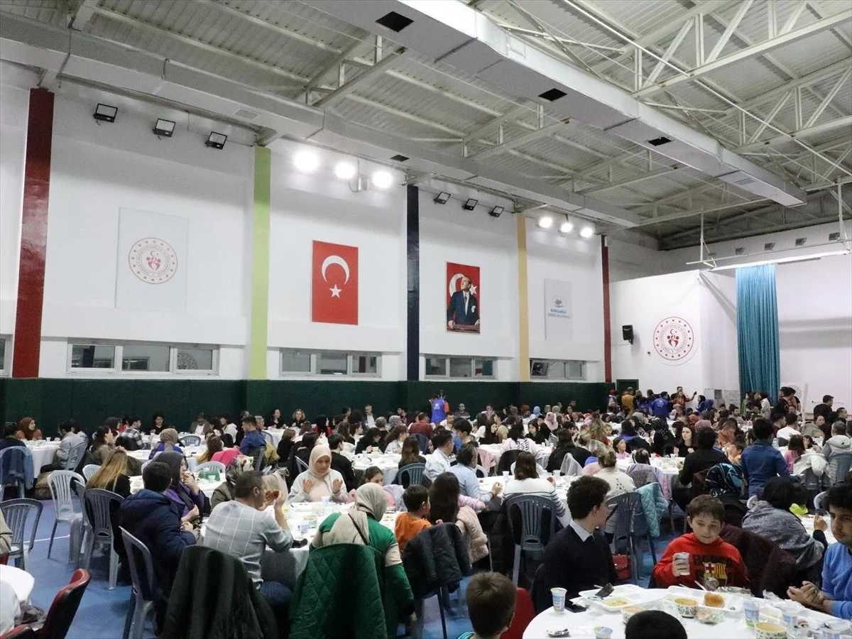 Kırklareli Valisi Birol Ekici, gençler ve sporcularla iftar yaptı