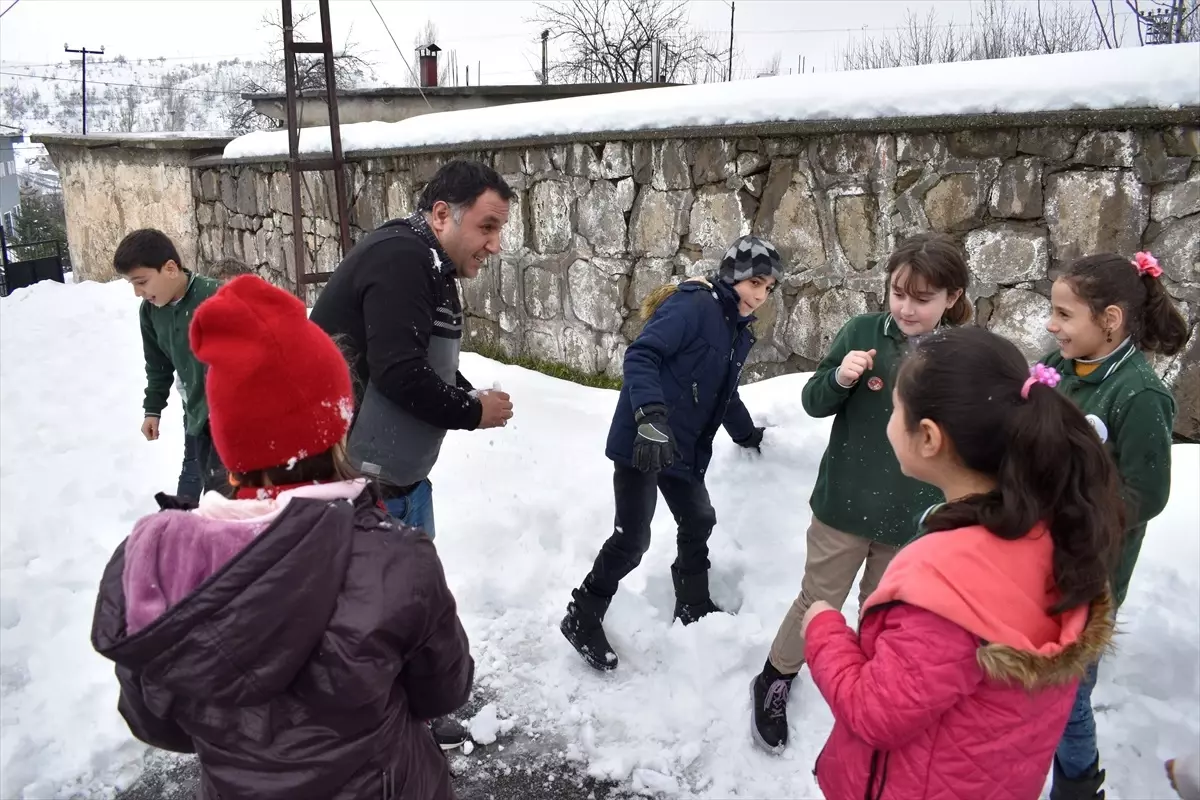 Lenfoma kanseri olan öğretmen, zorluklara rağmen öğrencilerini geleceğe hazırlıyor