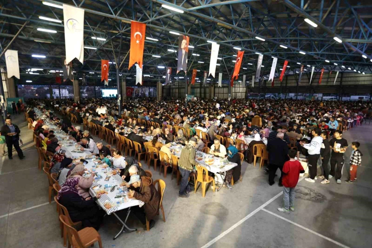 Merkezefendi Belediyesi\'nin Mehmet Akif Ersoy Mahallesi\'nde düzenlediği toplu iftar programına binlerce kişi katıldı