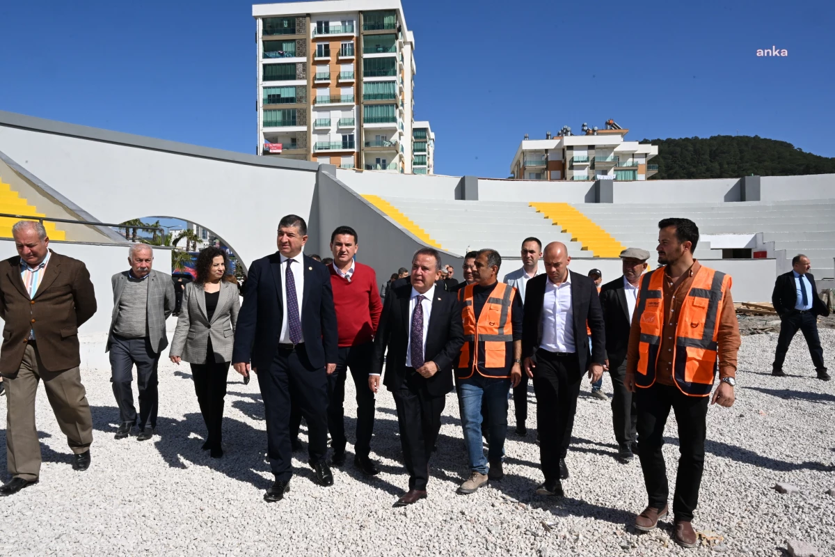 Antalya Büyükşehir Belediye Başkanı Muhittin Böcek, Finike ve Kumluca\'da esnaf ve vatandaşlarla buluştu