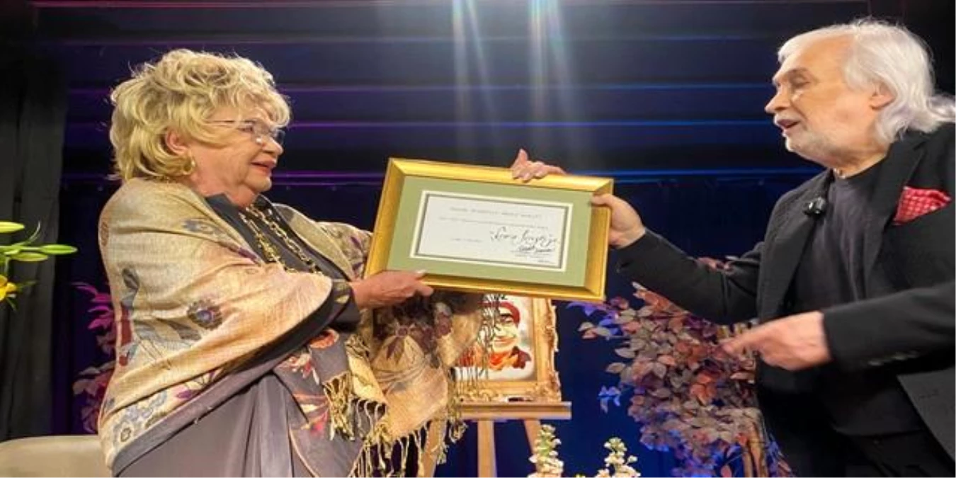 Nevra Serezli\'ye Dünya Tiyatro Günü\'nde ödül verildi
