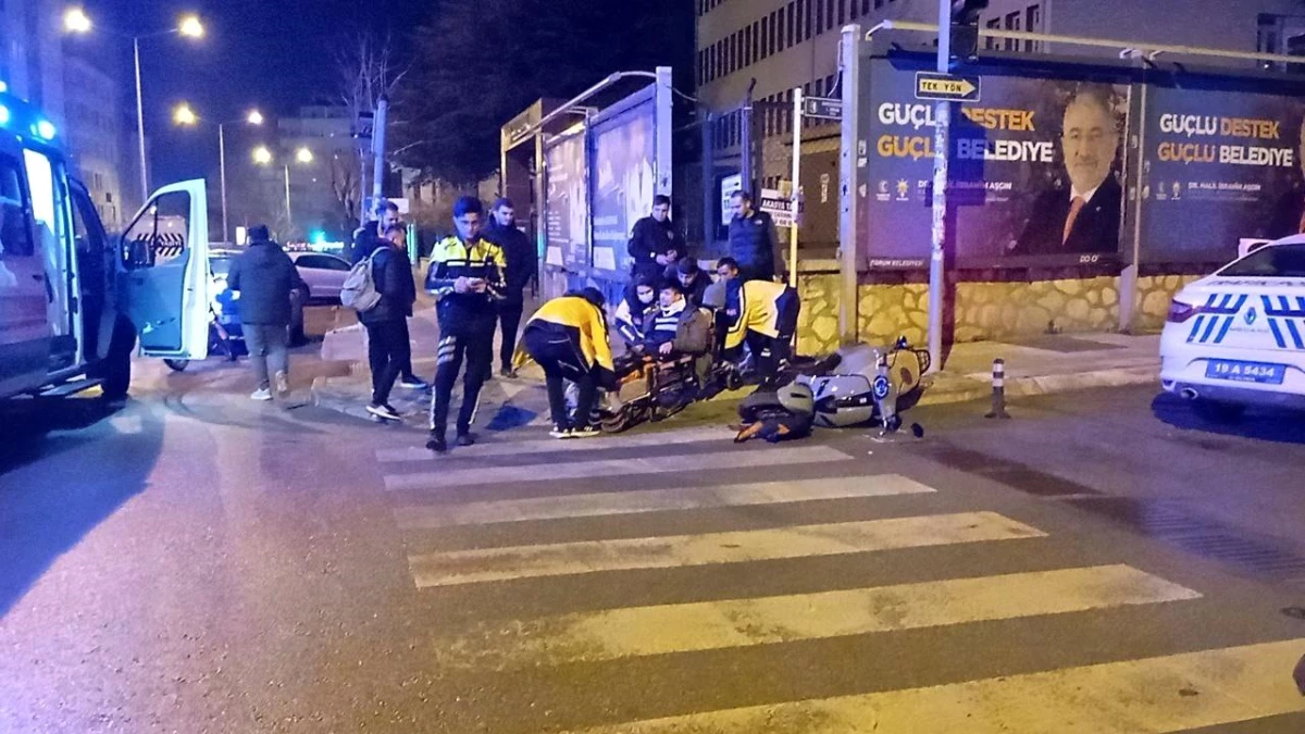 Çorum\'da Otomobil ile Motosiklet Çarpıştı: 2 Kişi Yaralandı