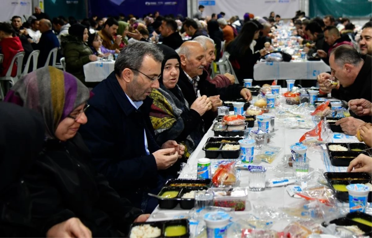 Pendik Belediyesi Ramazan Ayında 13 Farklı Noktada İftar Veriyor