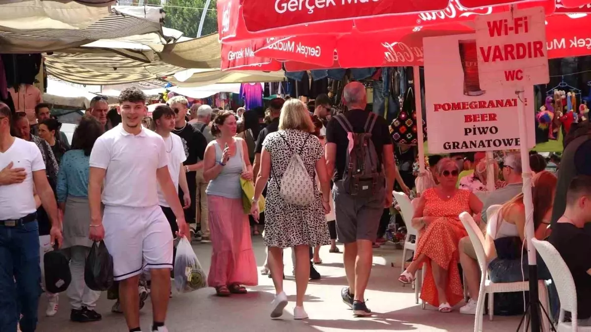 Manavgat\'ta turist akını Perşembe Pazarı esnafını sevindirdi