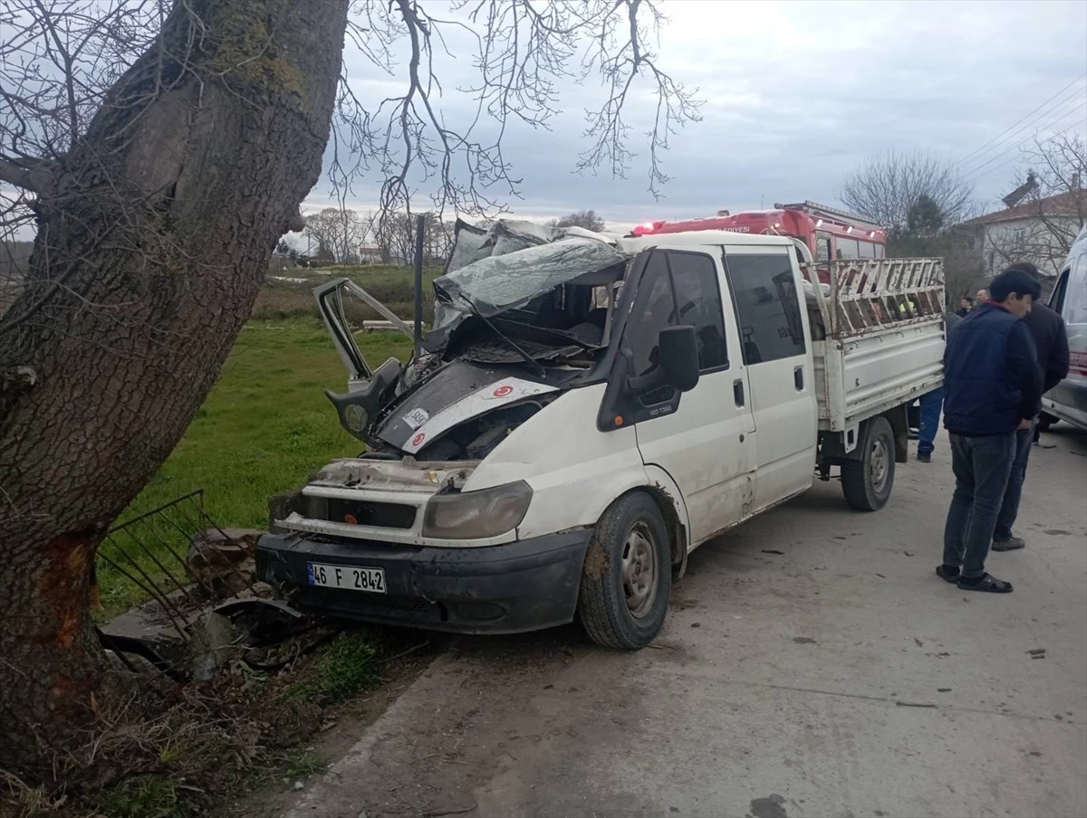 Samsun\'da Kamyonetin Ağaca Çarpması Sonucu 2 Kişi Yaralandı
