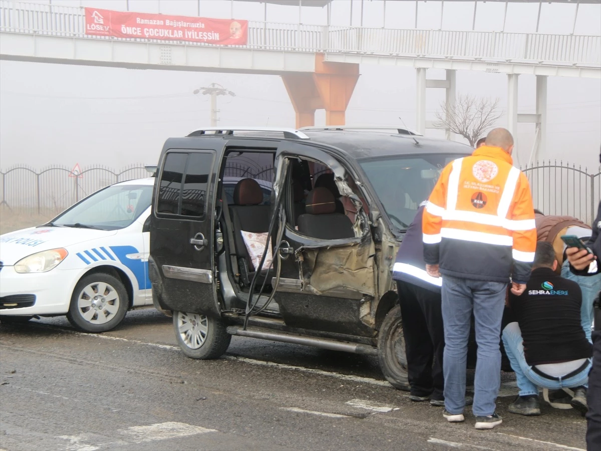 Sivas\'ta hafif ticari araç ile kamyon çarpıştı: 5 yaralı
