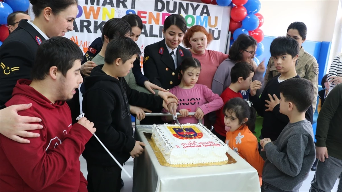 Sivas İl Jandarma Komutanlığı, down sendromlu öğrencileri ziyaret etti