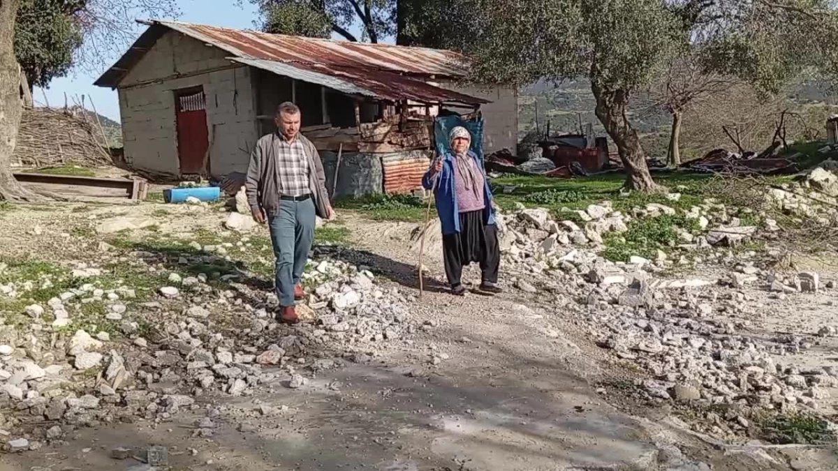 Depremzede Aile İzin Alamadığı İçin Ev Yapamıyor