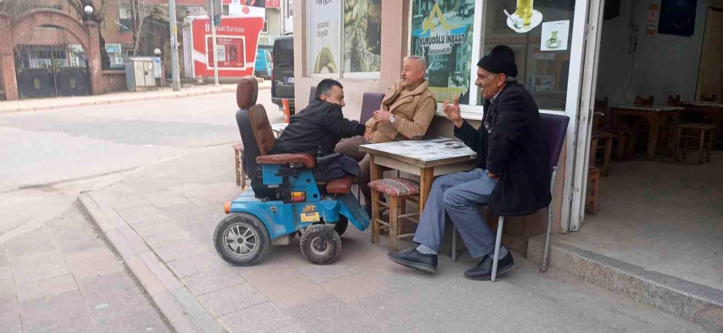 Cam Kemik Hastası Esat Balcı, Tekerlekli Sandalyesiyle Seçmenlerle Buluşuyor