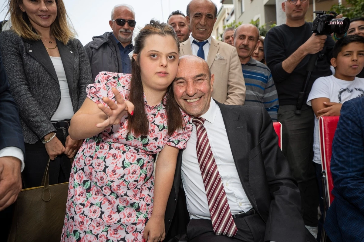 İzmir Büyükşehir Belediye Başkanı Tunç Soyer, Down Sendromlu Genç Dilan\'ın Doğum Gününü Kutladı