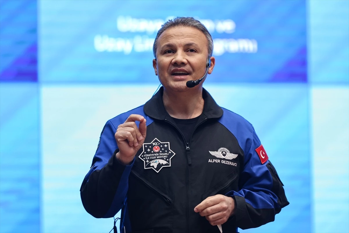 Türkiye\'nin ilk astronotu Alper Gezeravcı, gençlerle buluştu