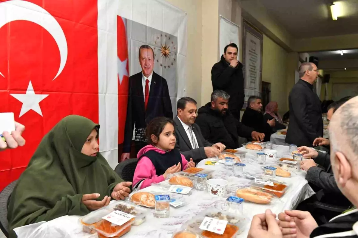 Şanlıurfa Valisi Hasan Şıldak, Eyüp Peygamber Camisinde düzenlenen iftar programına katıldı