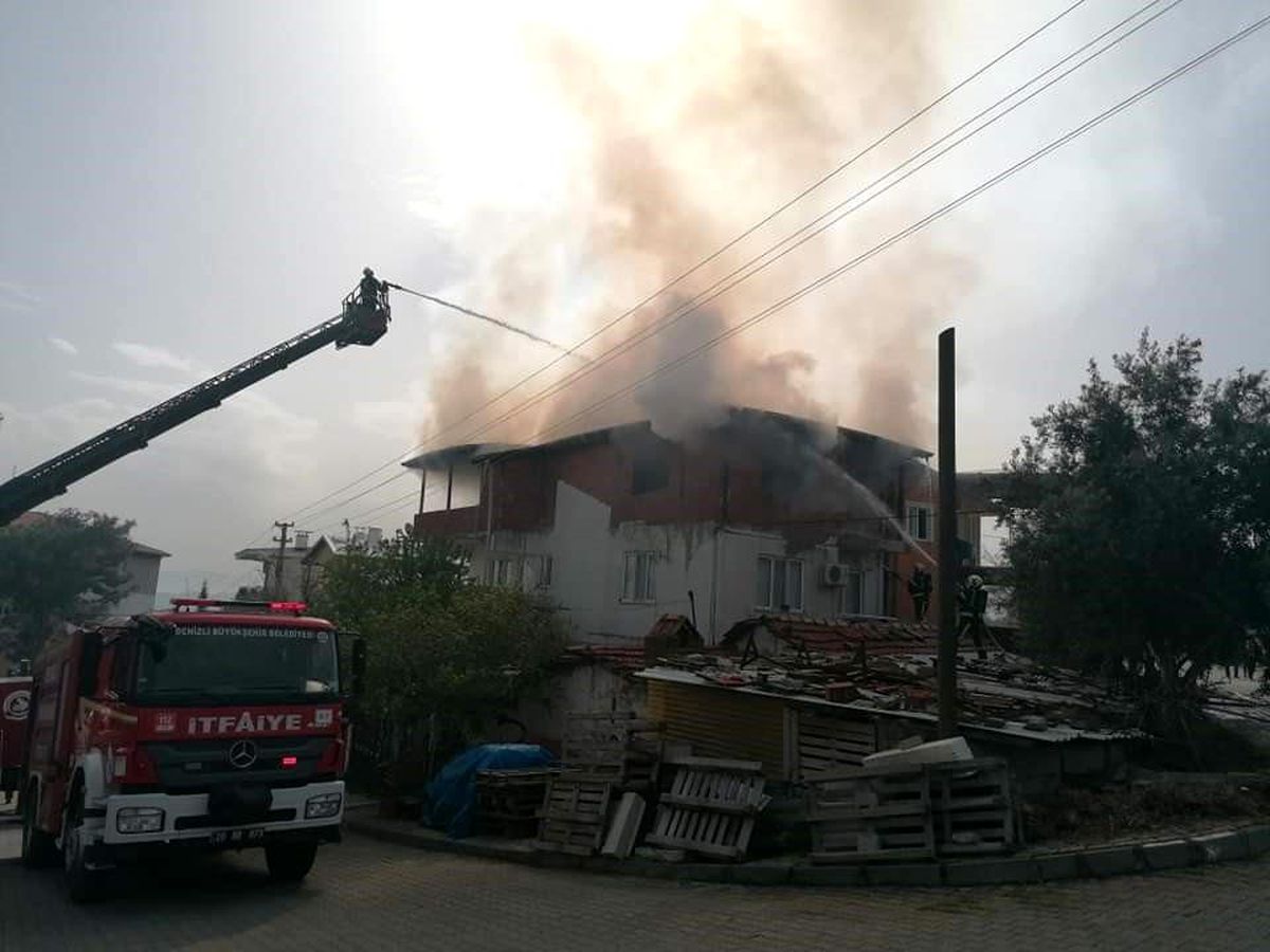 Denizli\'de 3 Katlı Binanın Çatı Katında Yangın Çıktı