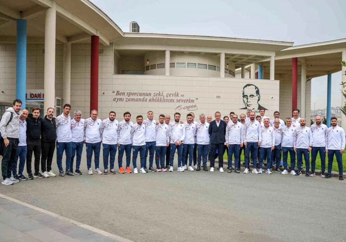Trabzonspor Teknik Direktörü Abdullah Avcı, Özkan Sümer Futbol Akademisi\'ni ziyaret etti