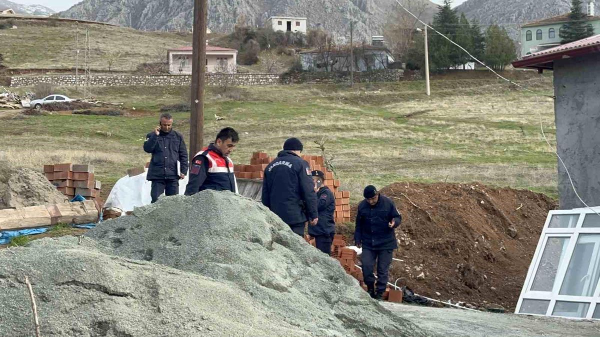Elazığ\'da alacak verecek meselesi yüzünden çıkan tartışmada bir kişi kardeşini silahla yaraladı