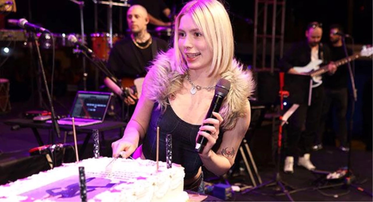 Aleyna Tilki\'ye 50 Bin Kişilik Konserde Sürpriz Doğum Günü Kutlaması