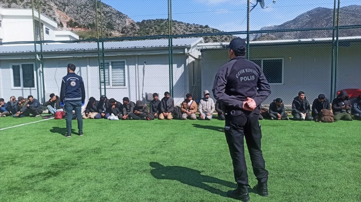 Amasya\'da Mercimek Yüklü Tırda 40 Düzensiz Göçmen Yakalandı
