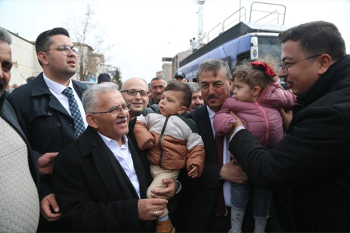 Kayseri Büyükşehir Belediye Başkanı Memduh Büyükkılıç, Yeşilhisar\'da miting düzenledi