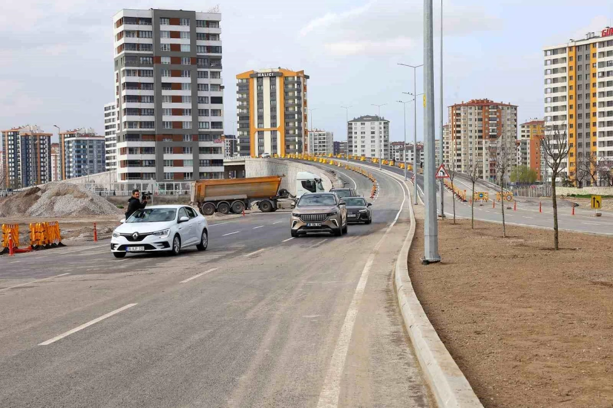 Kayseri\'de Yeni Üst Geçit Köprüsü ve Bağlantı Yolu Açıldı