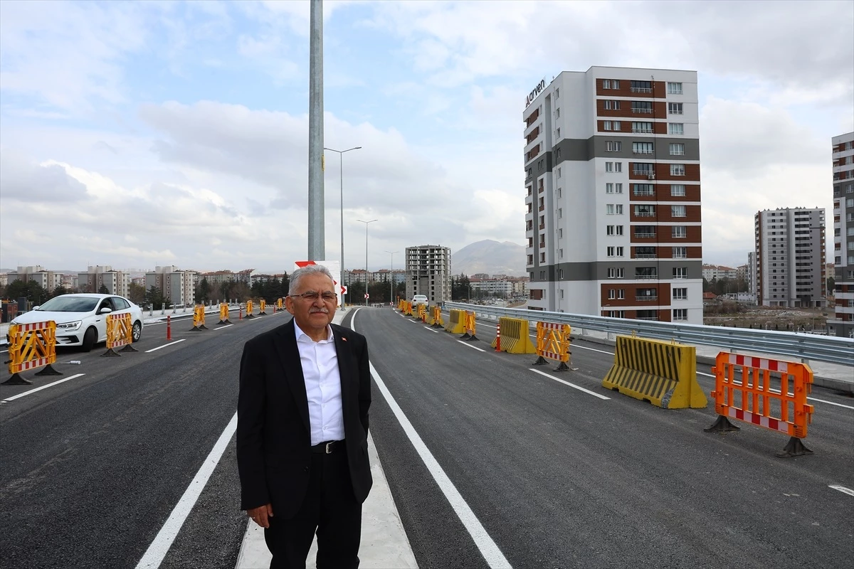 Kayseri Büyükşehir Belediye Başkanı Memduh Büyükkılıç, Togg\'u kullanarak yeni yolu açtı