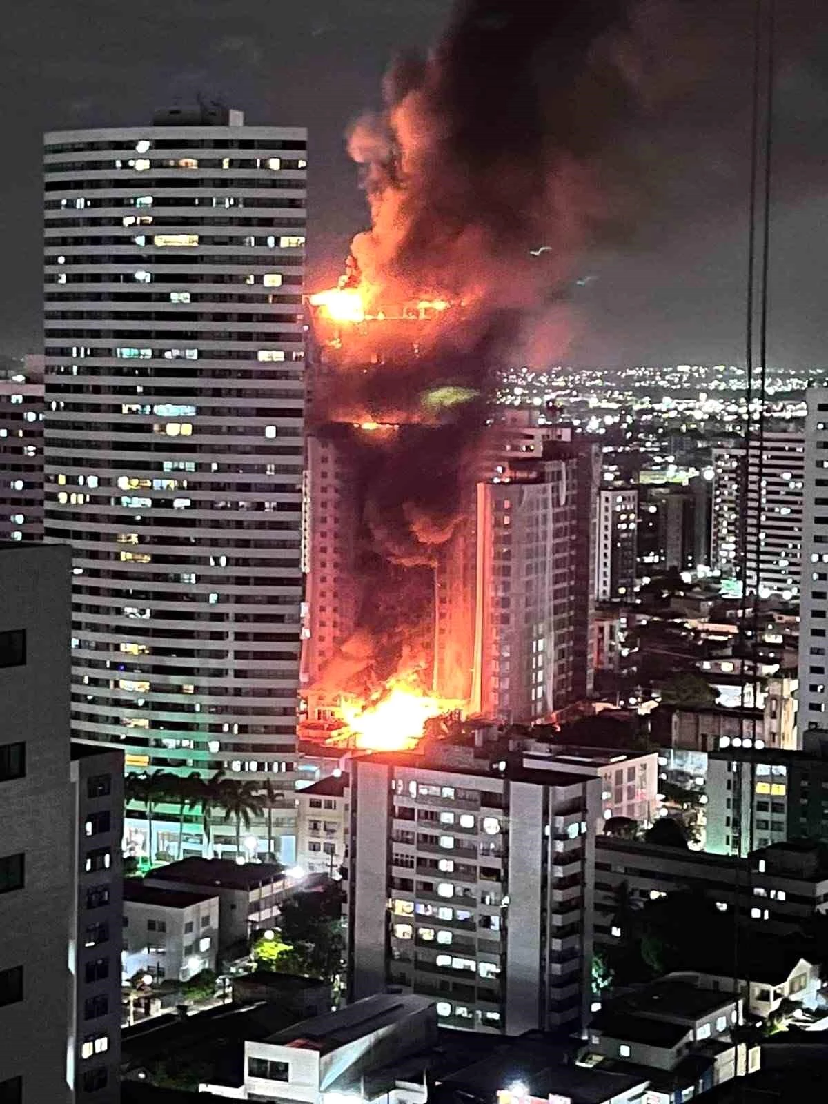 Brezilya\'da 33 Katlı Bir Binada Yangın Çıktı