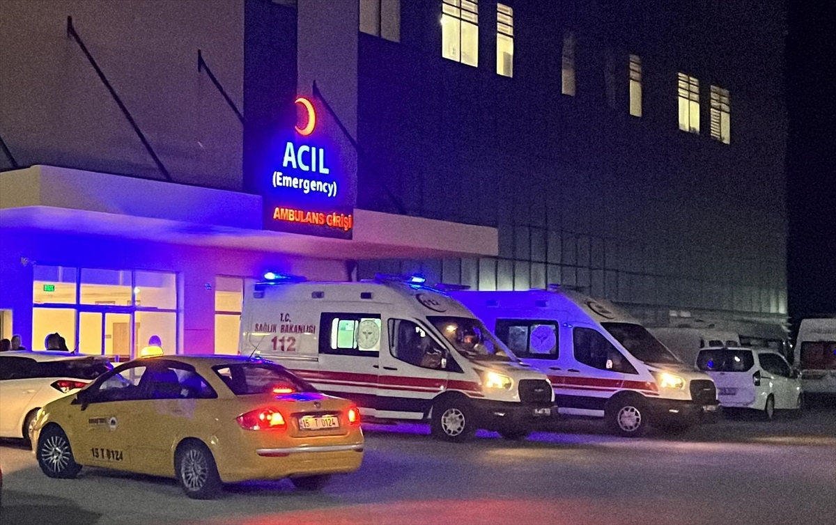 Burdur\'da çeşmeden su doldurma sırasında çıkan kavgada bıçaklanan kişi hastaneye kaldırıldı