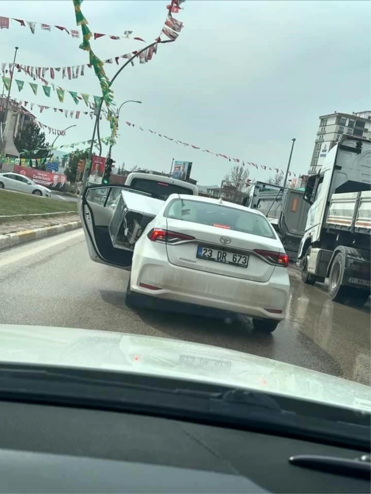 Elazığ\'da bir kişi, bagaja sığmayan buzdolabını otomobilin arka koltuğunda ve kapı açık halde taşıdı