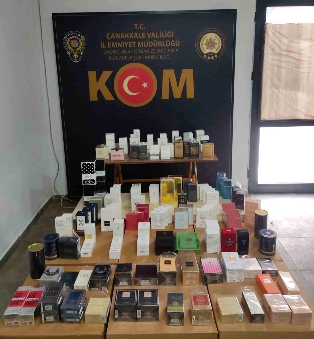 Çanakkale\'de Kaçakçılık Operasyonu: 135 Adet Gümrük Kaçağı Parfüm Ele Geçirildi