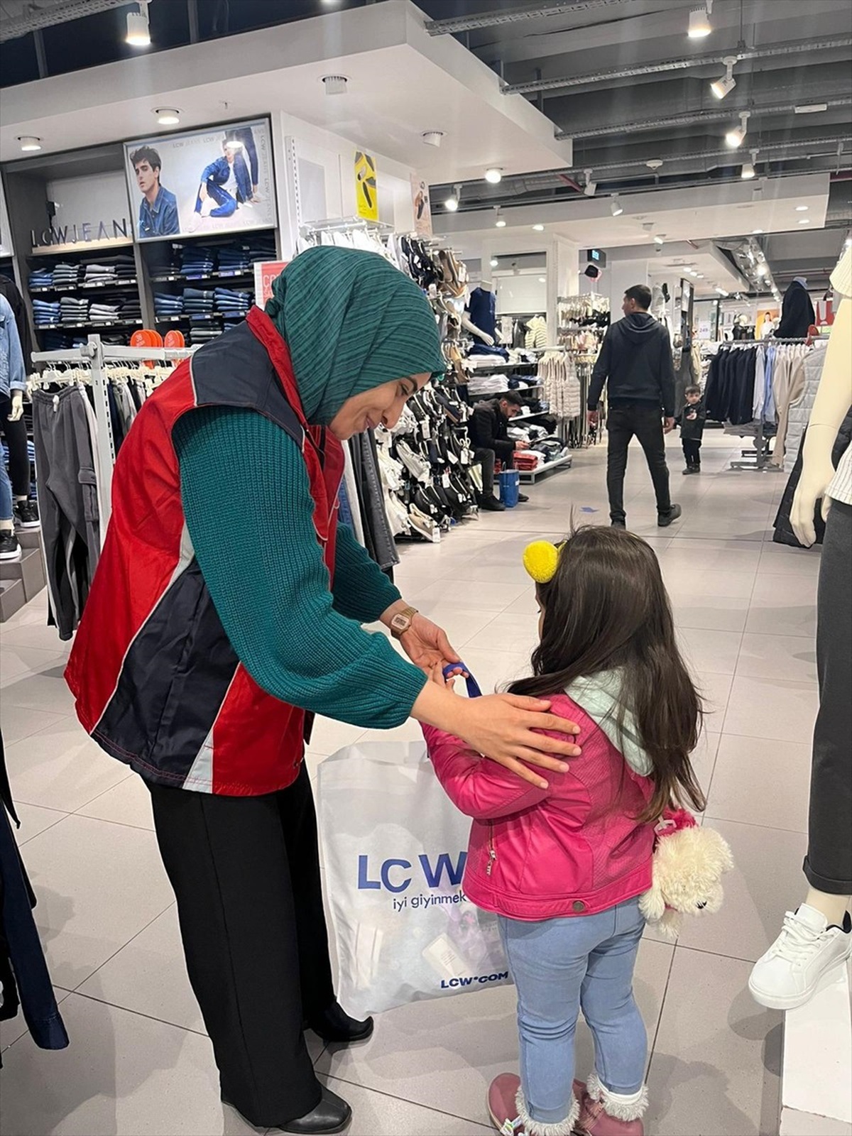 Diyarbakır Vakıflar Bölge Müdürlüğü, 500 ihtiyaç sahibi çocuğa giysi yardımında bulundu