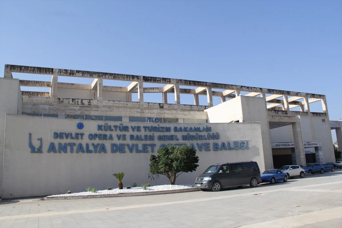 Devlet Tiyatroları, Antalya Büyükşehir Belediyesi\'ni sorumluluk almamakla suçladı