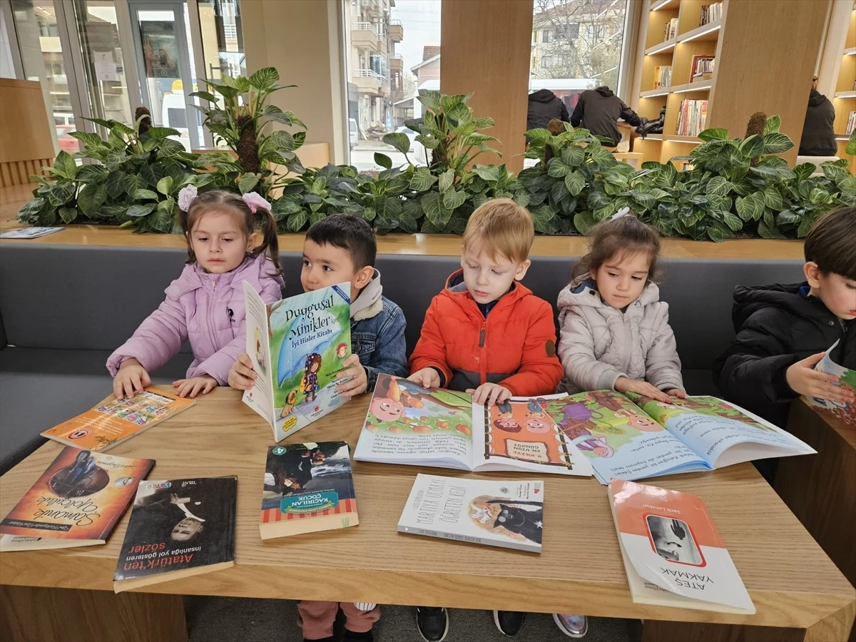Düzce\'de Anaokulu Öğrencileri Kütüphane Ziyareti Yaptı