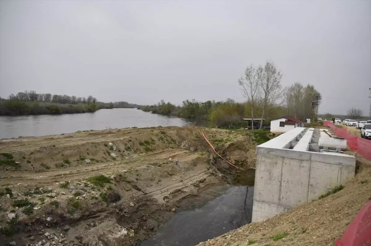 Edirne Valisi ve DSİ Genel Müdür Yardımcısı Edirne Meriç Sulama Tesisini İnceledi