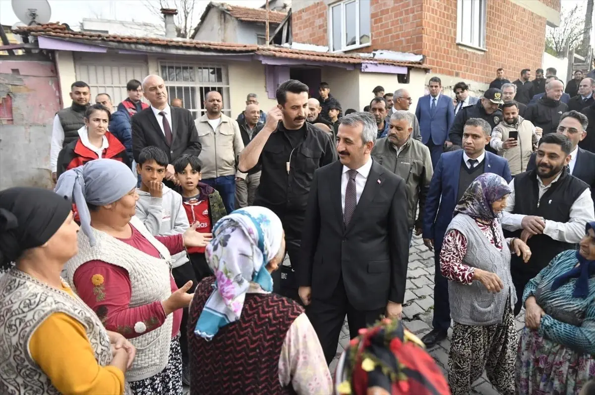 Edirne Valisi Yunus Sezer, mahalleleri ziyaret ederek vatandaşlarla bir araya geldi