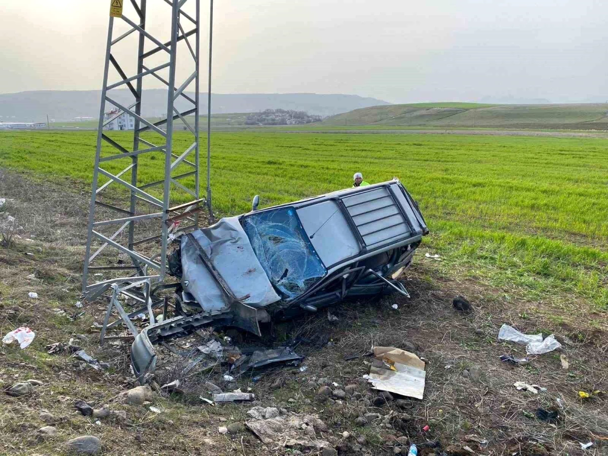 Elazığ\'da hafif ticari araç elektrik direğine çarptı: 5 yaralı