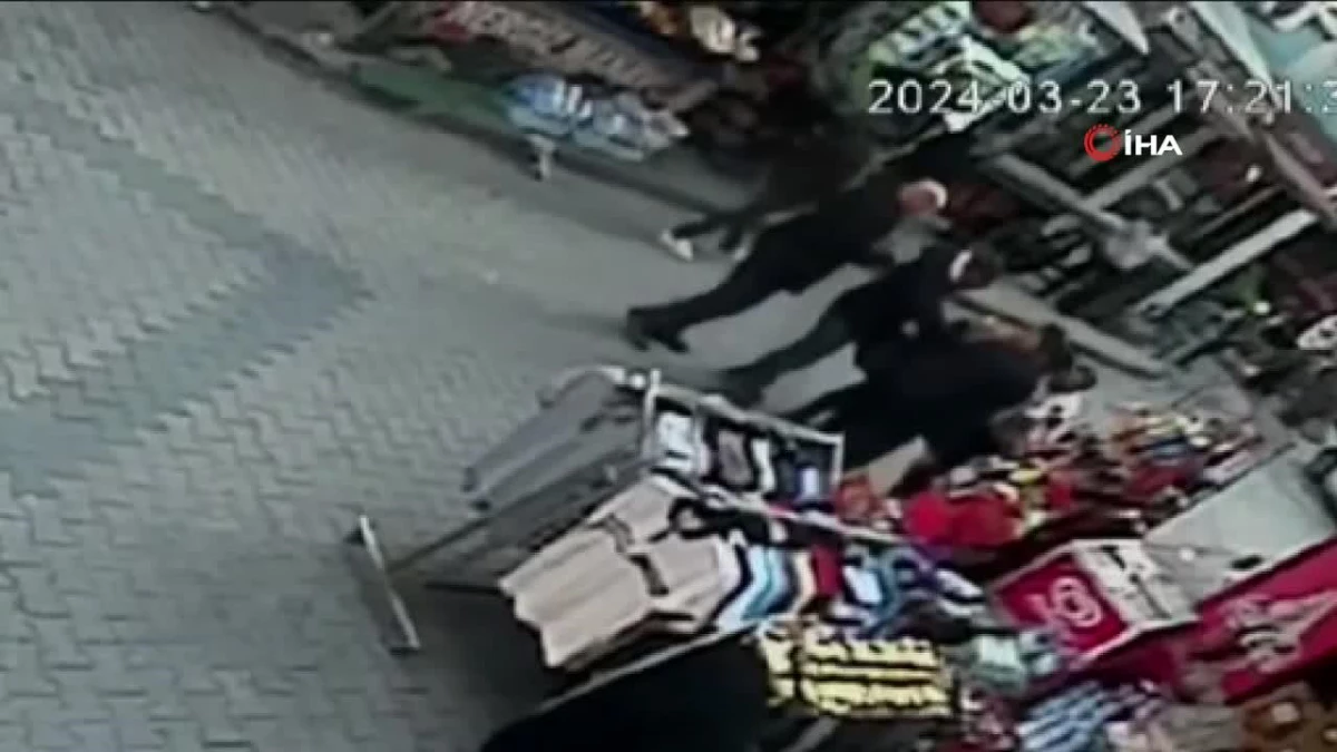 Fatih\'te dehşet anları kamerada: Alacak verecek tartışmasında arkadaşını defalarca bıçakladı