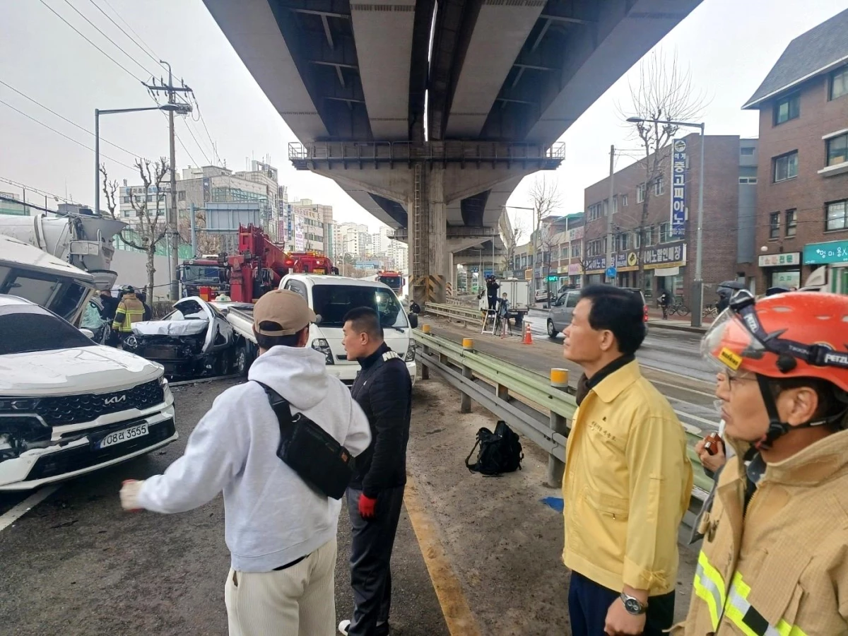 Seul\'da Zincirleme Trafik Kazasında 17 Kişi Yaralandı
